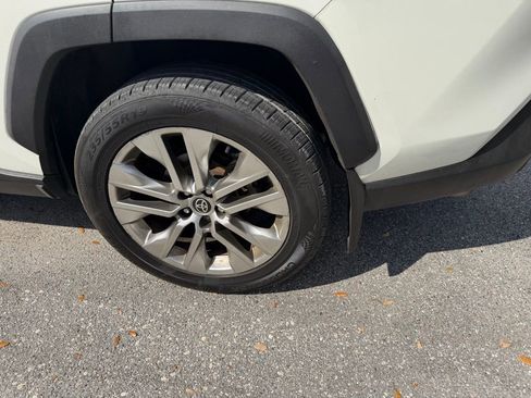 Used 2021 Toyota RAV4 XLE Premium image 10