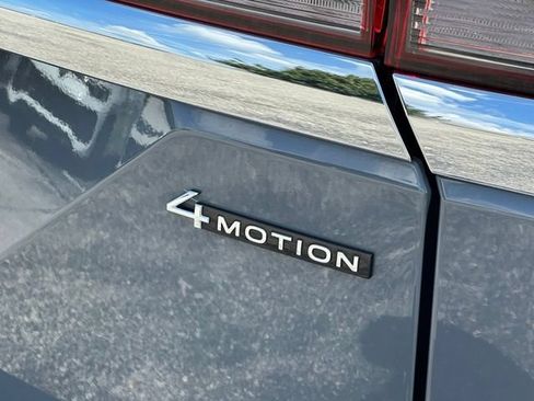 Used 2025 Volkswagen Atlas SE AWD/4WD image 13