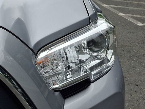 Used 2020 Toyota Tacoma SR5 AWD/4WD image 9