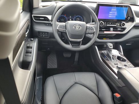 New 2026 Toyota Highlander Platinum AWD/4WD image 11