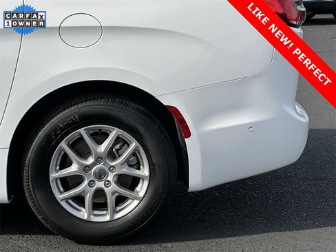 Used 2025 Chrysler Pacifica Select image 30