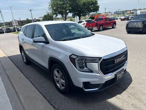 Used 2022 GMC Terrain SLE FWD image 2
