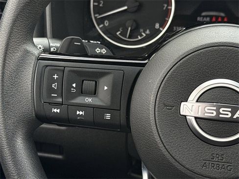 Used 2022 Nissan Rogue SV image 13