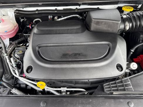 Used 2026 Chrysler Pacifica Limited FWD image 33