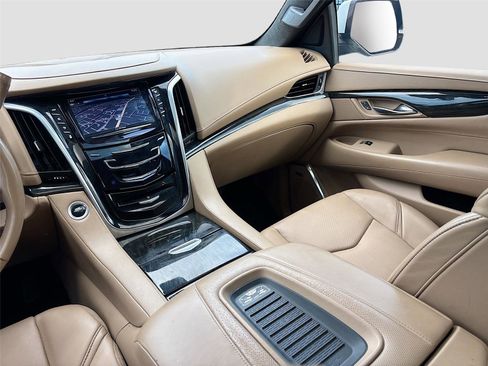 Used 2020 Cadillac Escalade ESV Platinum AWD/4WD image 25