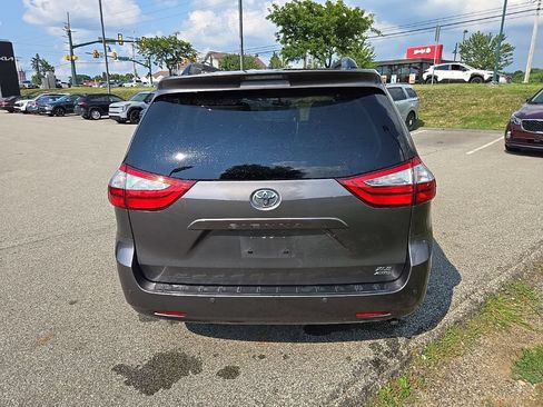 Used 2017 Toyota Sienna XLE Premium AWD/4WD image 4