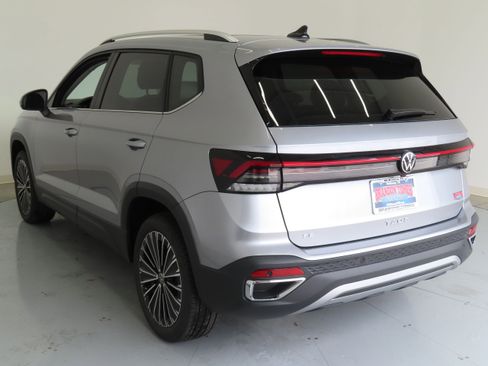 New 2025 Volkswagen Taos SE image 7
