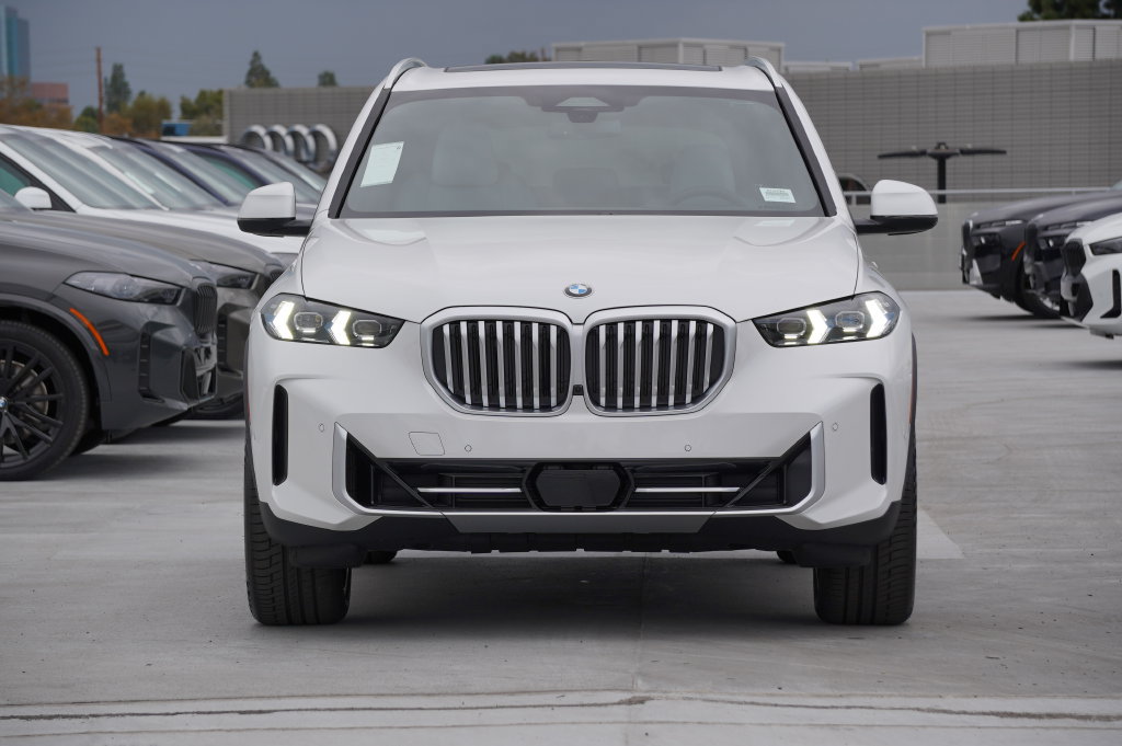 Used 2026 BMW X5 sDrive40i w/ Premium Package RWD image 2