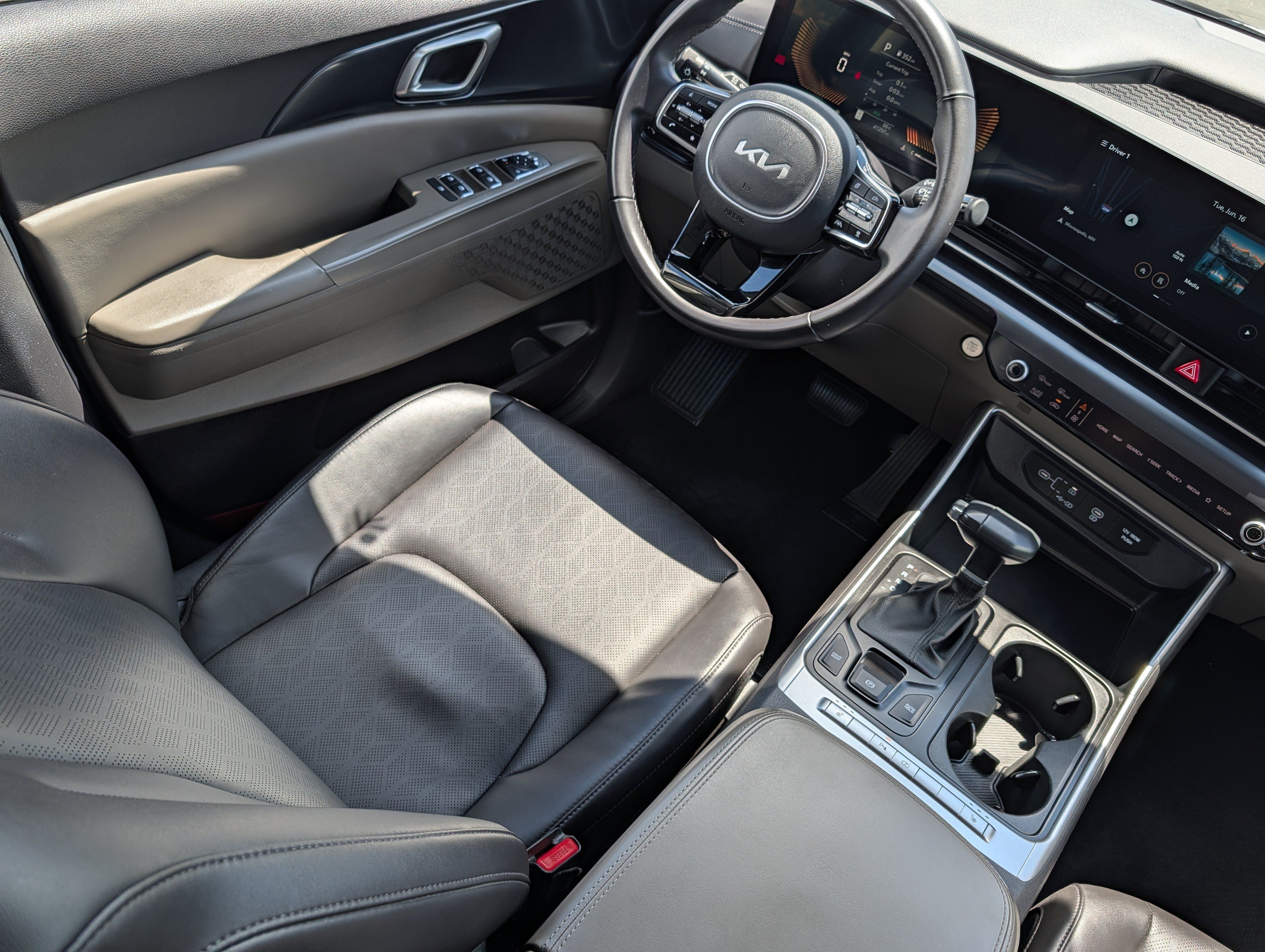 Certified 2025 Kia Carnival FWD image 9