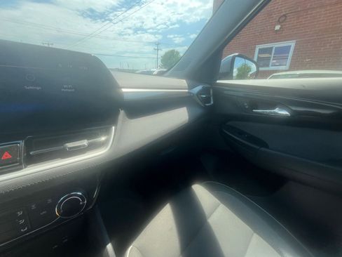 Used 2025 Chevrolet TrailBlazer LT FWD image 33