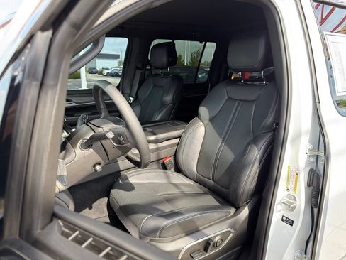 Used 2023 Jeep Wagoneer Series III w/ Premium Group I AWD/4WD image 13