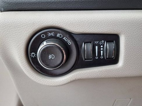 Used 2023 Chrysler Pacifica Touring-L FWD image 13