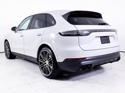 Certified 2023 Porsche Cayenne Platinum Edition image 3
