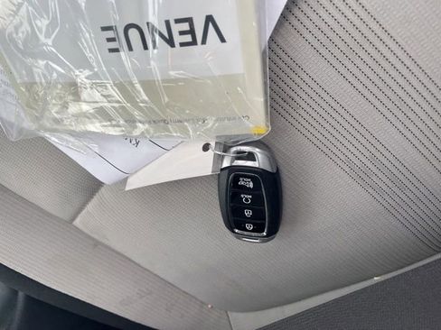 Used 2025 Hyundai Venue SEL FWD image 16