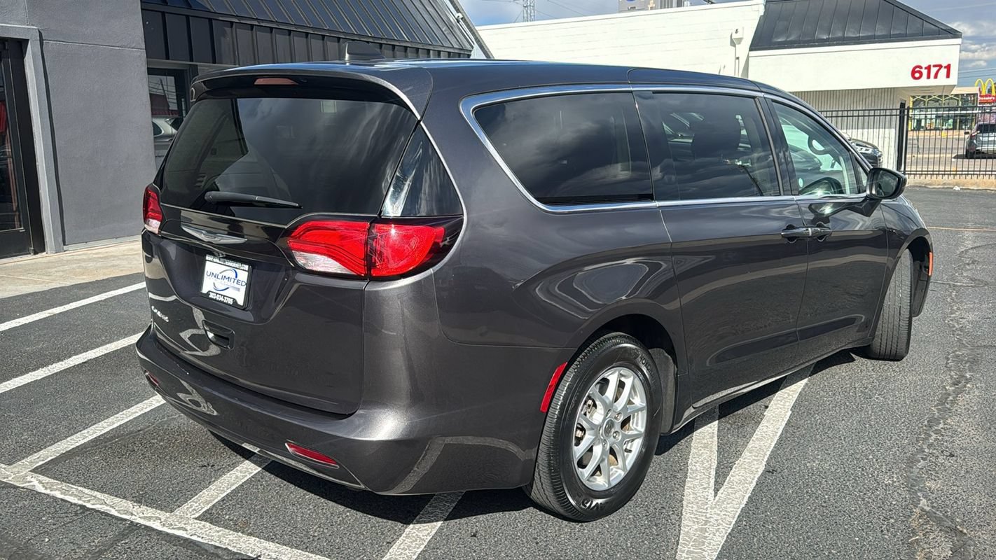 Used 2023 Chrysler Voyager LX FWD image 3