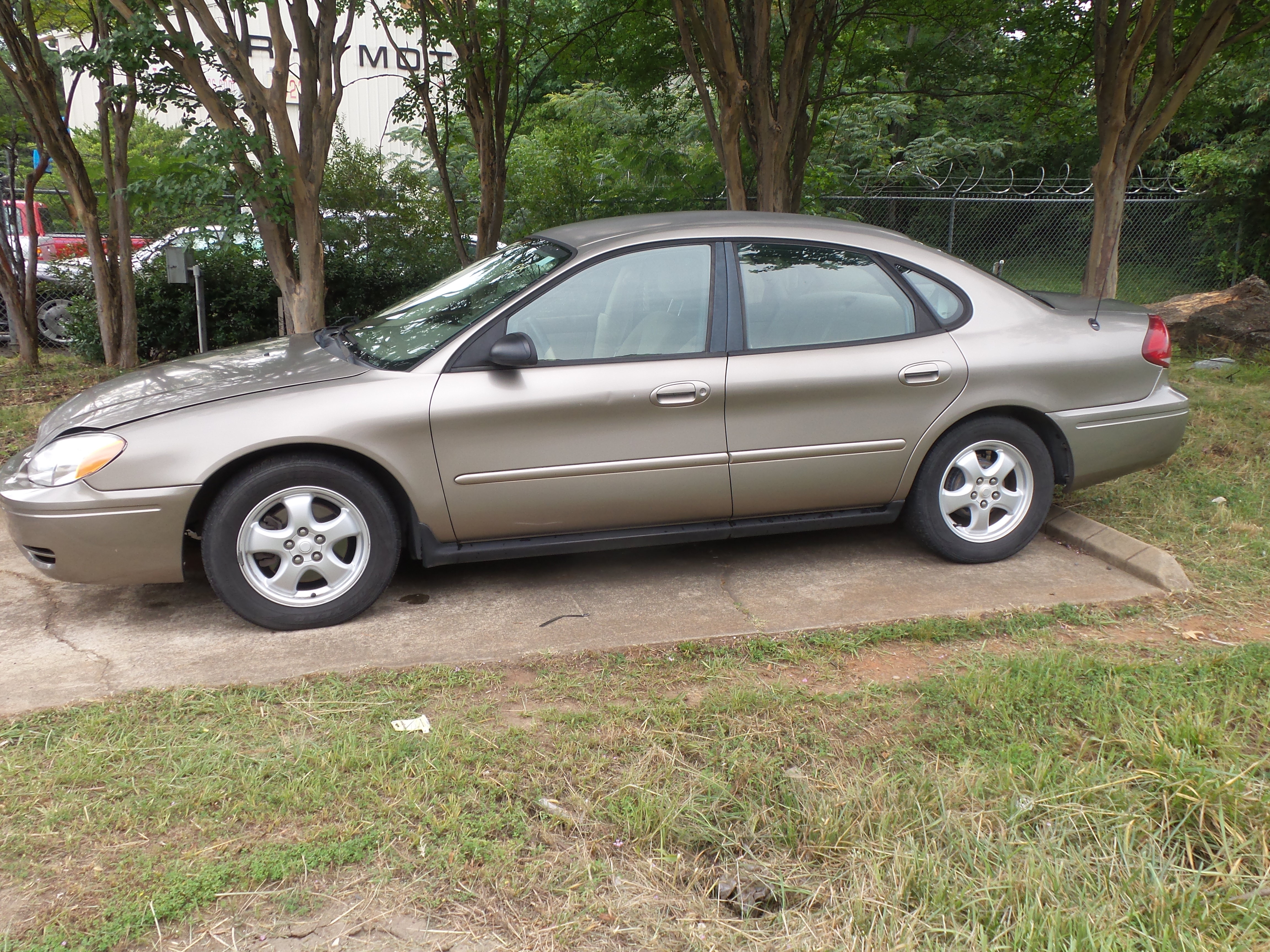 Used 2006 Ford Taurus SE FWD image 4