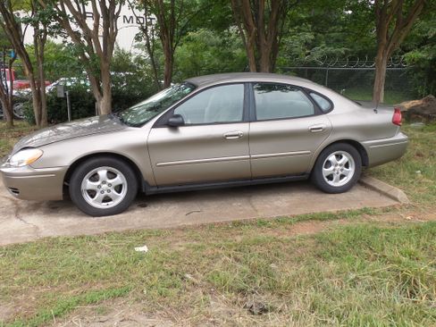 Used 2006 Ford Taurus SE FWD image 4