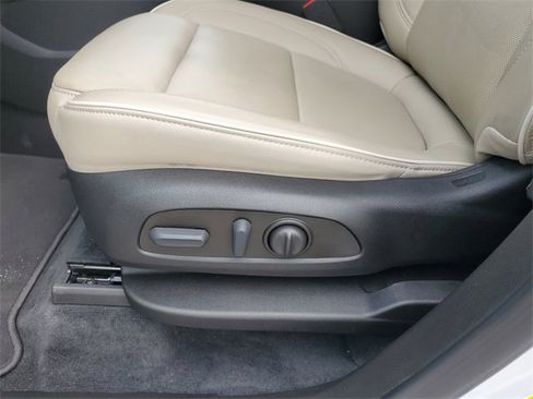 Used 2023 Chevrolet Traverse Premier image 18