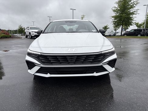 Used 2025 Hyundai Elantra Sport FWD image 3