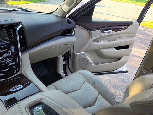 Used 2017 Cadillac Escalade Luxury AWD/4WD image 45