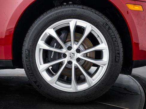 Certified 2026 Porsche Macan image 11
