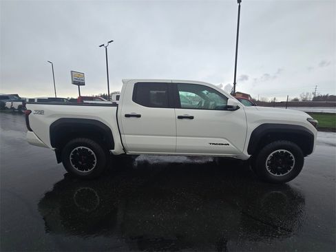 Used 2024 Toyota Tacoma TRD Off-Road image 2