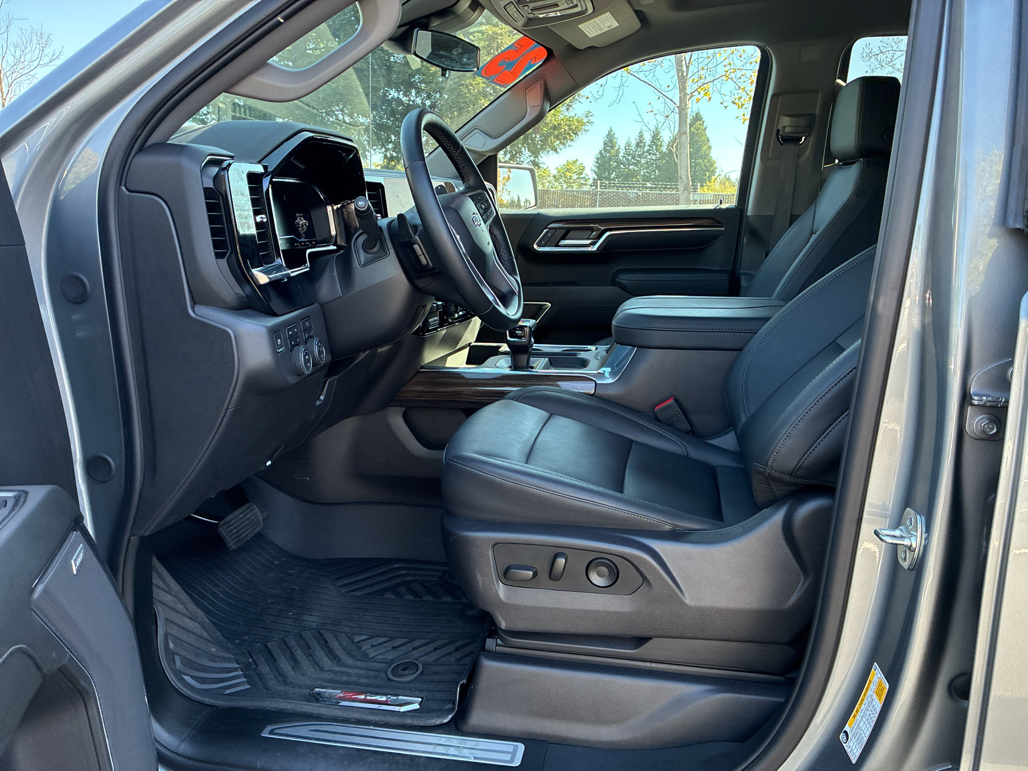 Used 2025 Chevrolet Silverado 1500 LT Trail Boss w/ Convenience Package II AWD/4WD image 14