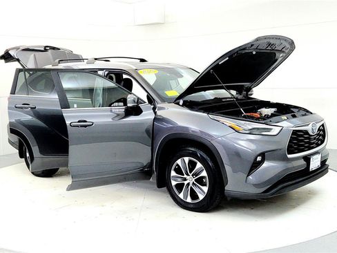 Used 2023 Toyota Highlander XLE image 12