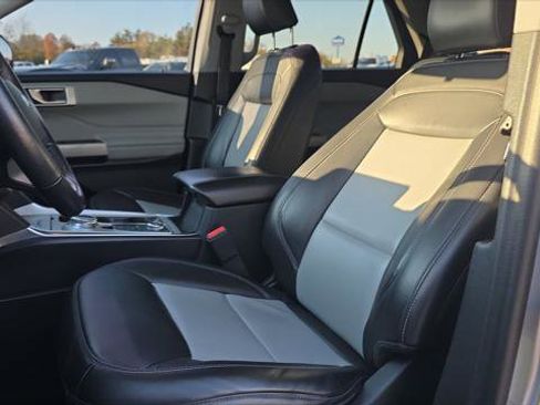 Used 2022 Ford Explorer XLT w/ Equipment Group 202A image 17