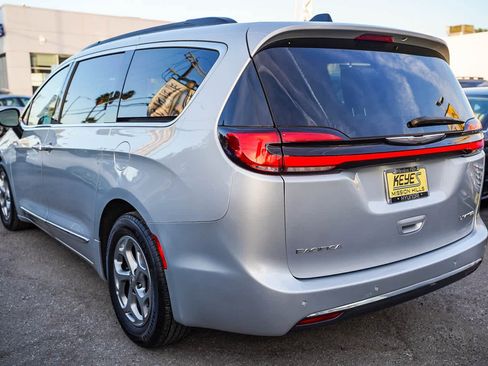 Used 2023 Chrysler Pacifica Limited image 8
