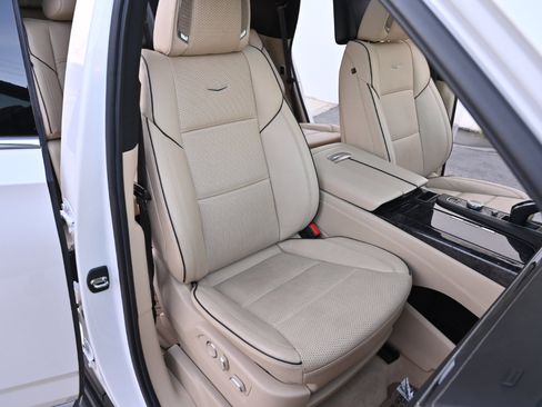 Used 2021 Cadillac Escalade Premium Luxury image 17