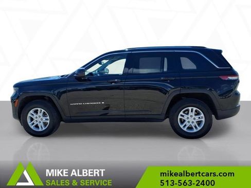 Used 2023 Jeep Grand Cherokee Laredo w/ Luxury Tech Group I AWD/4WD image 4