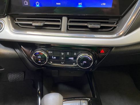 Used 2025 Chevrolet Trax LT FWD image 40