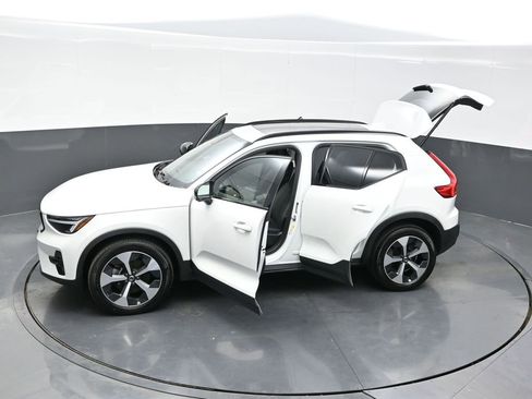 Used 2023 Volvo XC40 B5 Plus w/ Climate Package image 32
