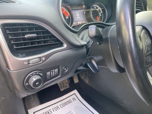 Used 2021 Jeep Cherokee Limited image 17