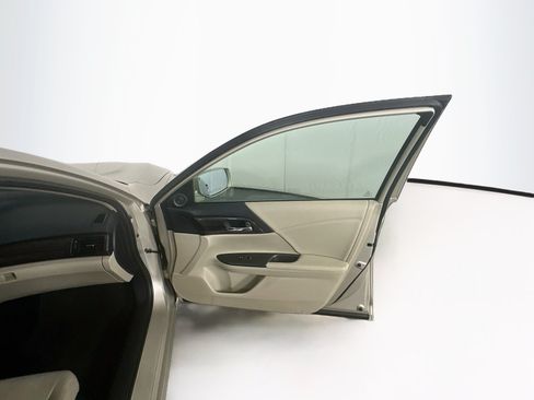Used 2017 Honda Accord EX image 30