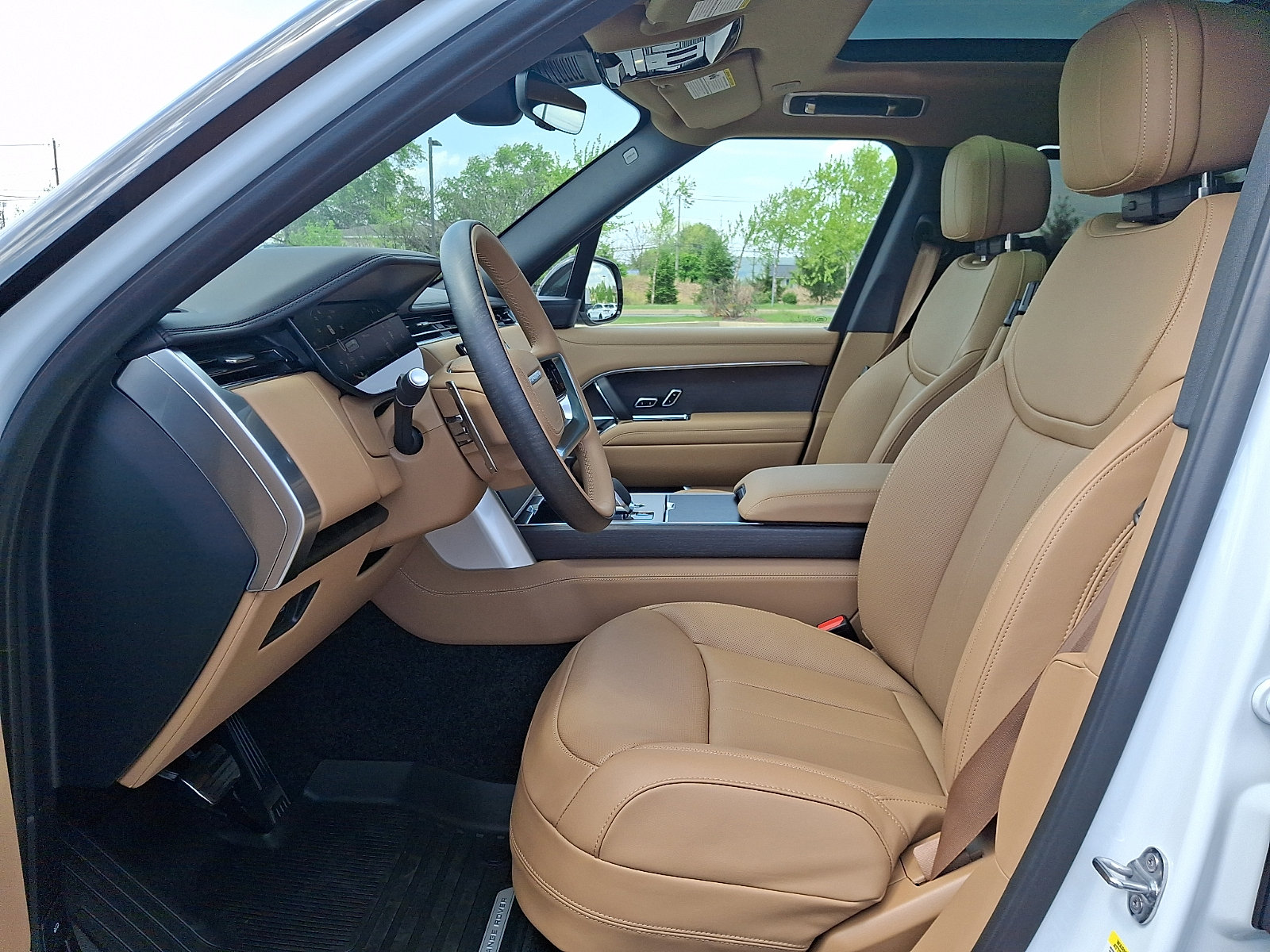 New 2026 Land Rover Range Rover Long Wheelbase SE AWD/4WD image 11