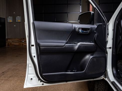 Used 2022 Toyota Tacoma TRD Off-Road image 35