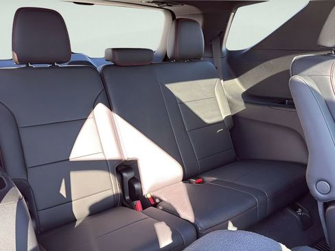 Used 2025 Chevrolet Traverse Z71 w/ Enhanced Driving Package image 12