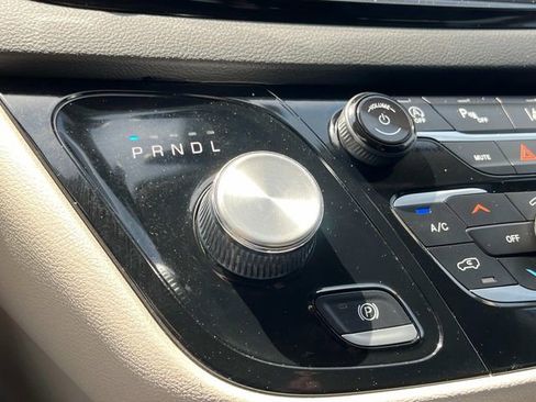 Certified 2024 Chrysler Pacifica Touring-L FWD image 36