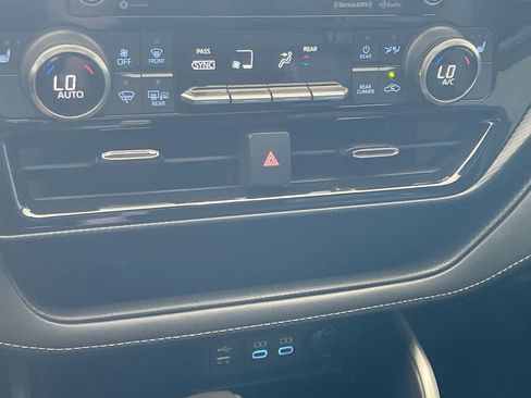 Used 2022 Toyota Highlander XSE AWD/4WD image 19