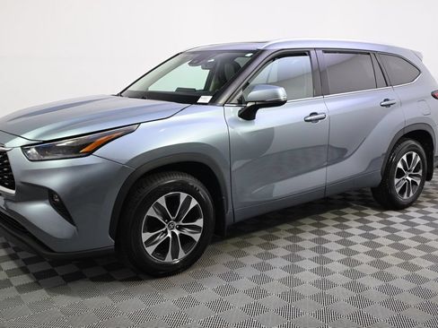 Used 2021 Toyota Highlander XLE AWD/4WD image 2
