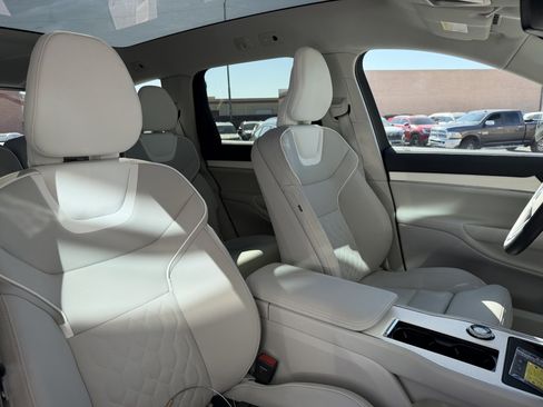 Used 2025 Volvo EX90 Plus AWD/4WD image 39