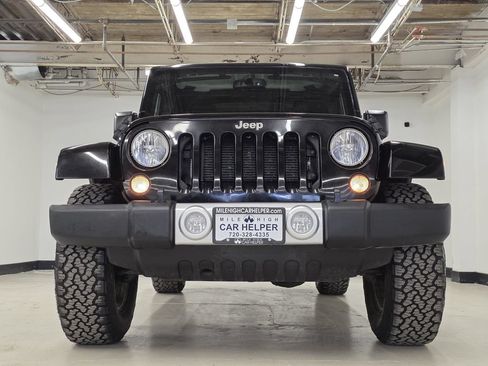 Used 2015 Jeep Wrangler Unlimited Sahara w/ Connectivity Group AWD/4WD image 3