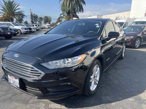 Used 2018 Ford Fusion SE FWD image 2