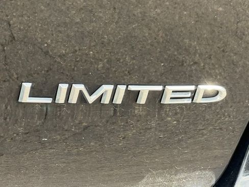 Used 2024 Chrysler Pacifica Limited FWD image 2