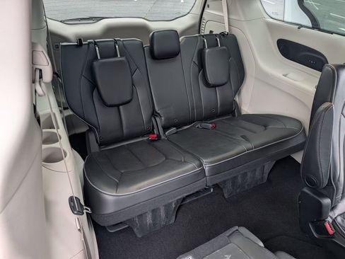 Used 2018 Chrysler Pacifica Limited FWD image 19