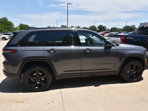 Used 2024 Jeep Grand Cherokee Limited w/ Black Appearance Package AWD/4WD image 5