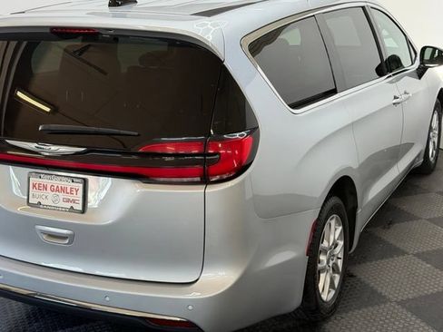 Used 2024 Chrysler Pacifica Touring-L FWD image 11