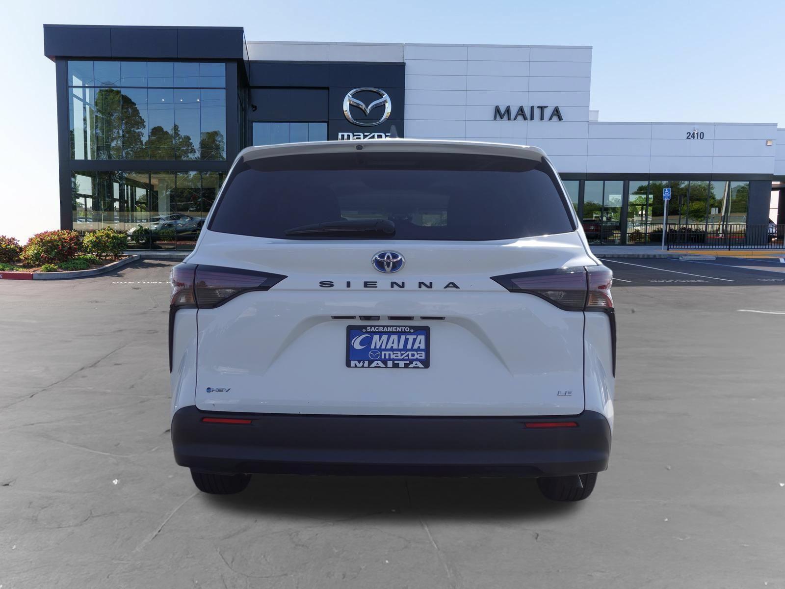Used 2025 Toyota Sienna LE FWD image 4